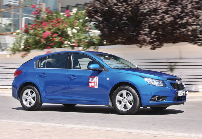 Το 5θυρο Cruze 1,6 βρίσκεται στο «στοιχείο» του στις ευθείες των εθνικών οδών
με καλή άσφαλτο, όπου παρουσιάζει χαμηλό θόρυβο κύλισης και είναι σταθε